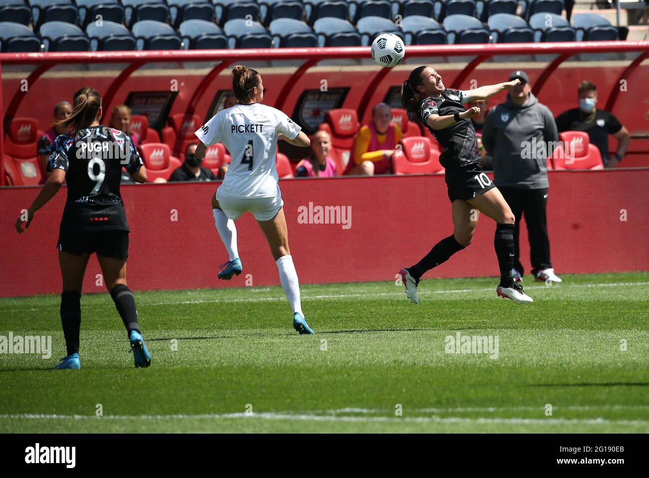 Vanessa DiBernardo (10), centrocampista delle Red Stars di Chicago, salta per la palla durante una partita NWSL contro il North Carolina Courage al SeatGeek Stadium, SA Foto Stock