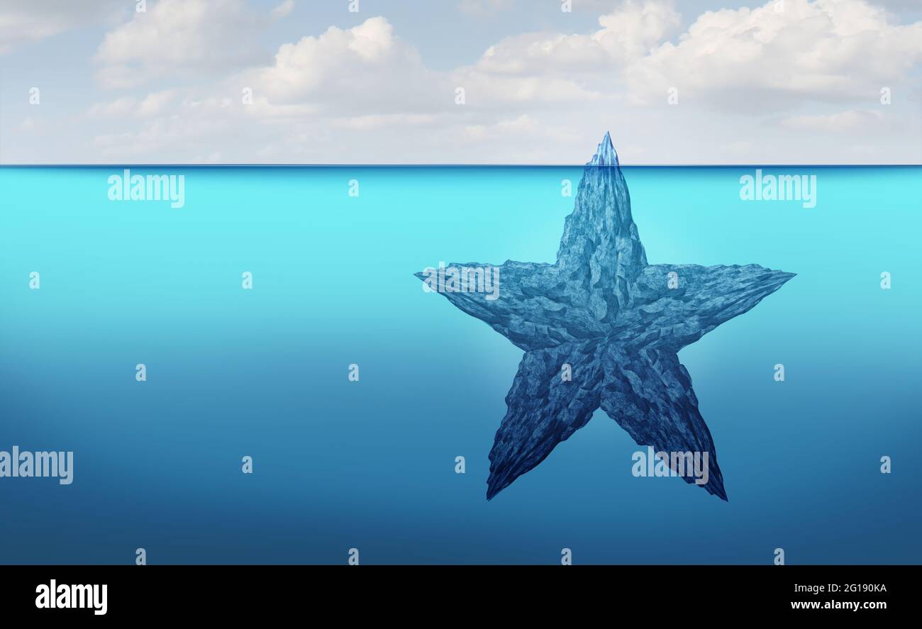 Il concetto nascosto di scoperta del talento come un iceberg a forma di stella che galleggia in acque fredde dell'oceano artico con una piccola parte della montagna ghiacciata sopra il mare. Foto Stock