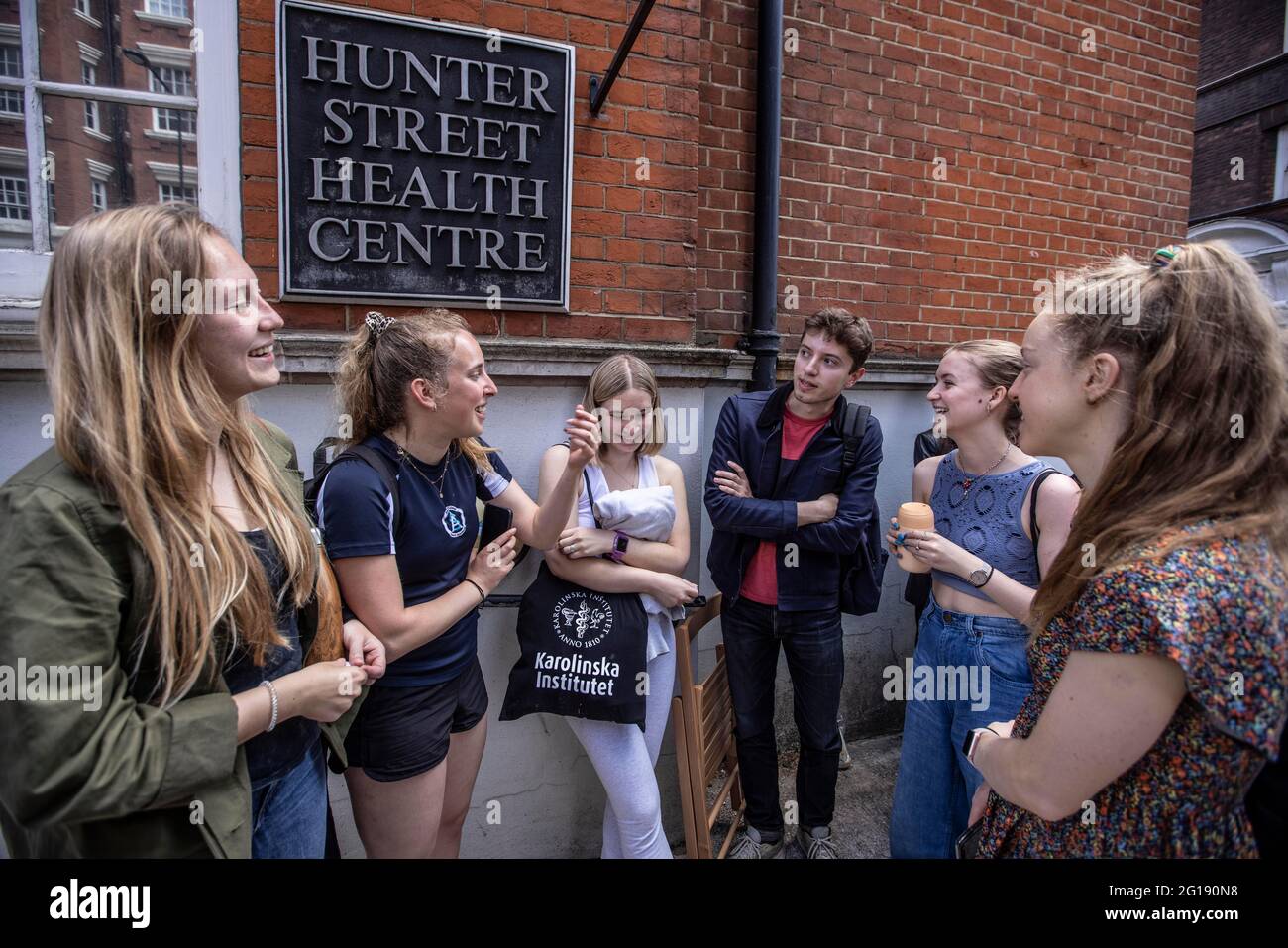 FOTO:JEFF GILBERT 05 giugno 2021. Hunter Street Clinic, Hunter Street, Kings Cross, Londra, UK coda di studenti UCL per le vaccinazioni con Coronavirus al Bloomsbury Surgery, Londra, Regno Unito Foto Stock