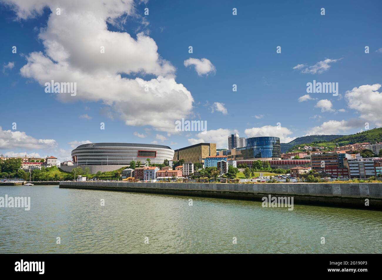 Fiume Nervion e stadio atletico di Bilbao (San Mames), Bilbao, Biscay, Euskadi, Euskal Herria, Paesi Baschi, Spagna, Europa Foto Stock