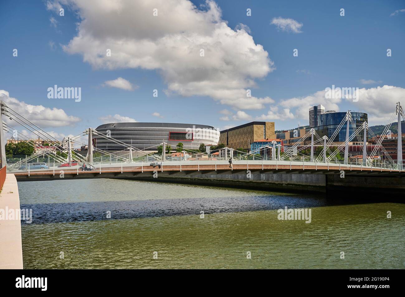 Fiume Nervion e ponte Frank Gehry con lo stadio di calcio Athletic Club de Bilbao (San Mames), Bilbao, Biscay, Euskadi, Euskal Herria, Cou basco Foto Stock