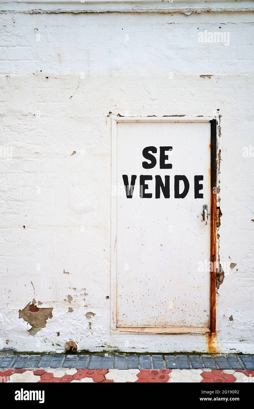 Vecchia porta con scritta "Se Vende" Foto Stock