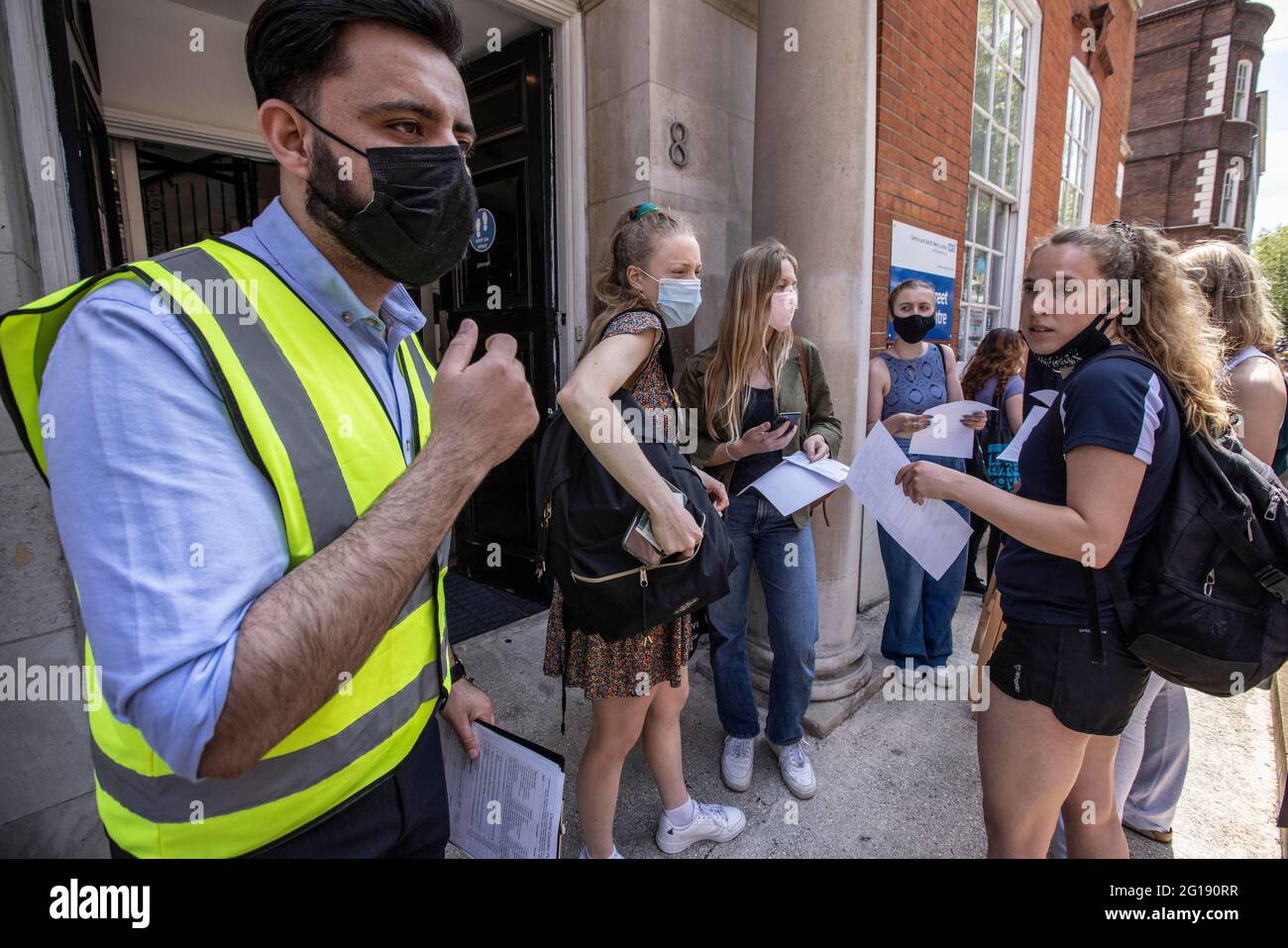 FOTO:JEFF GILBERT 05 giugno 2021. Hunter Street Clinic, Hunter Street, Kings Cross, Londra, UK coda di studenti UCL per le vaccinazioni con Coronavirus al Bloomsbury Surgery, Londra, Regno Unito Foto Stock