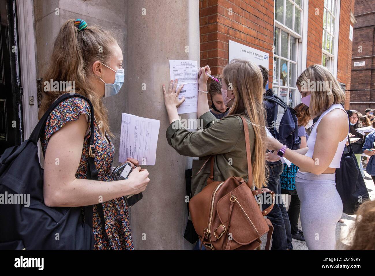 FOTO:JEFF GILBERT 05 giugno 2021. Hunter Street Clinic, Hunter Street, Kings Cross, Londra, UK coda di studenti UCL per le vaccinazioni con Coronavirus al Bloomsbury Surgery, Londra, Regno Unito Foto Stock