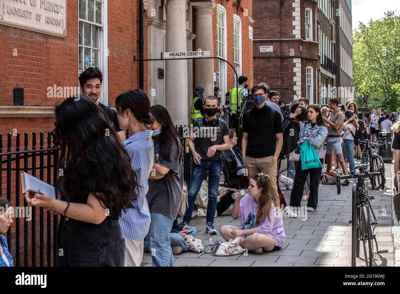 FOTO:JEFF GILBERT 05 giugno 2021. Hunter Street Clinic, Hunter Street, Kings Cross, Londra, UK coda di studenti UCL per le vaccinazioni con Coronavirus al Bloomsbury Surgery, Londra, Regno Unito Foto Stock