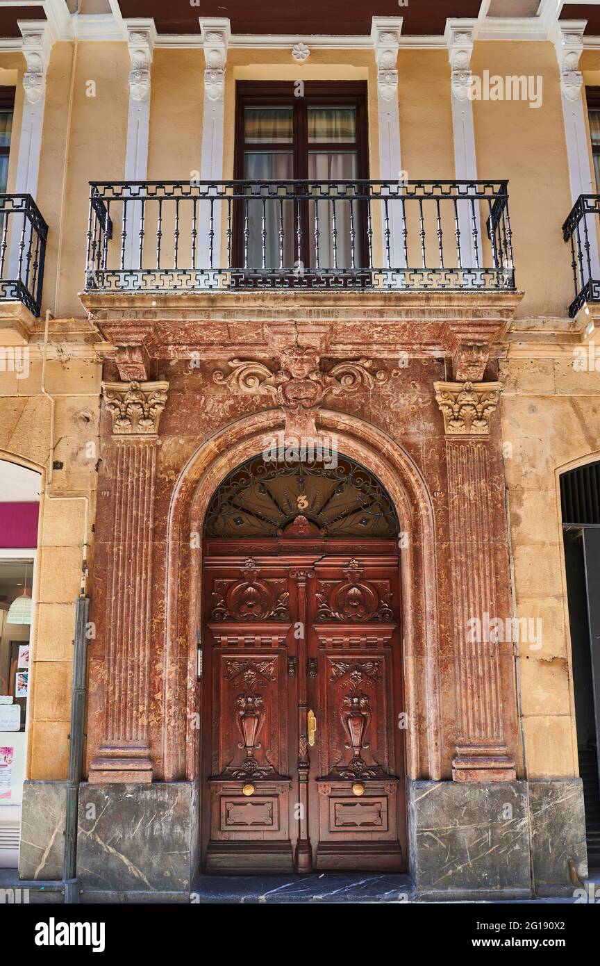 Facciata di lusso e porta in legno nel centro storico, Bilbao, Bizkaia, Paesi Baschi, Euskadi, Euskal Herria, Spagna, Europa Foto Stock