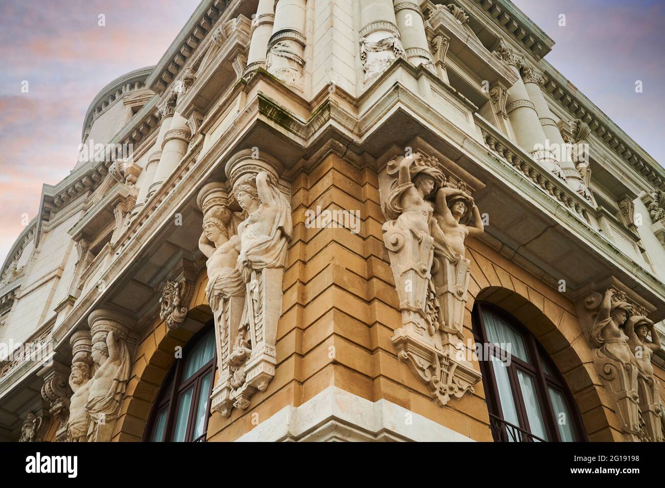 Vista delle sculture figurative sul Teatro Arriaga, Bilbao, Spagna Foto Stock