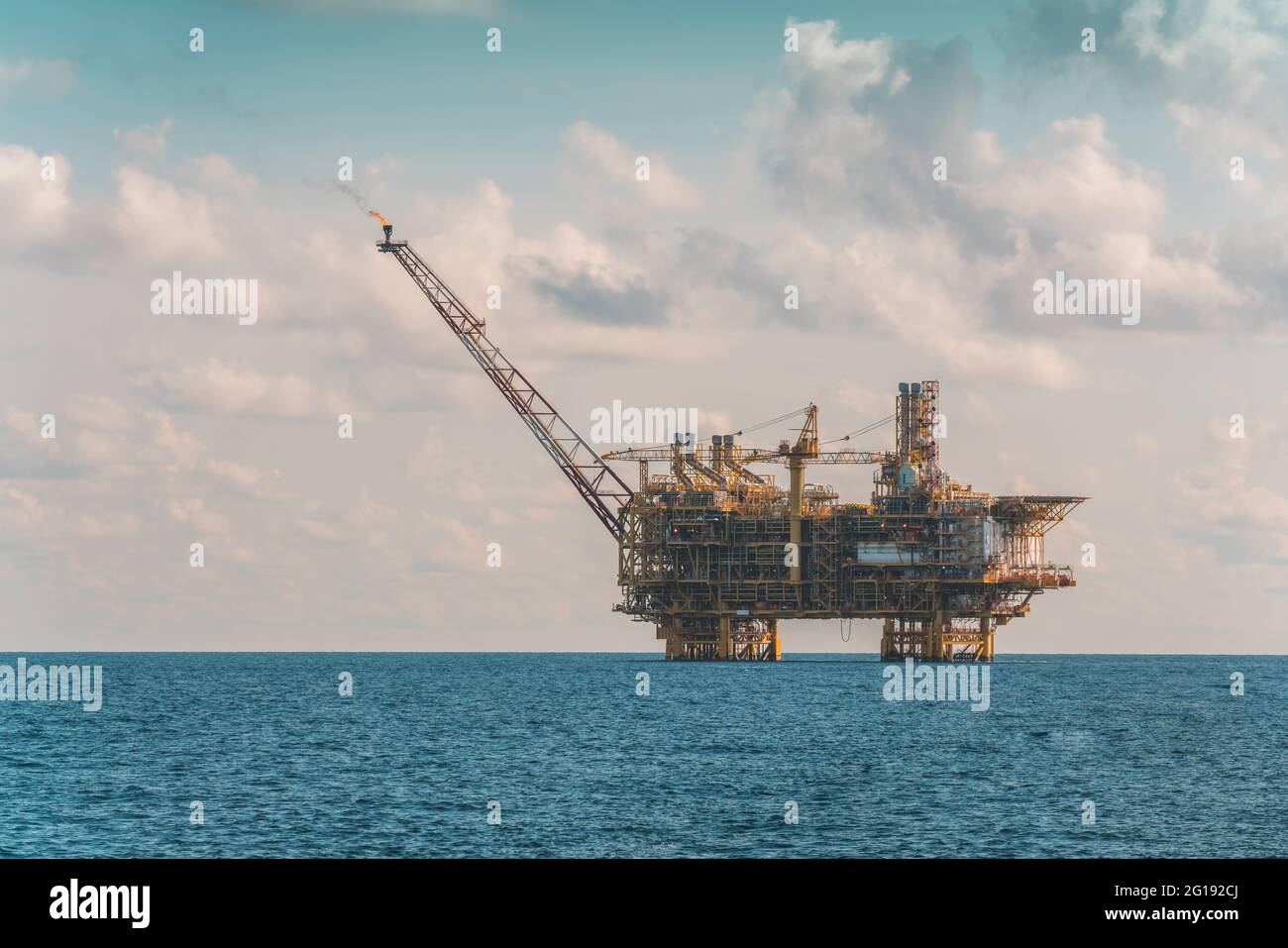 Massiccia piattaforma petrolifera in funzione al centro dell'oceano Foto Stock