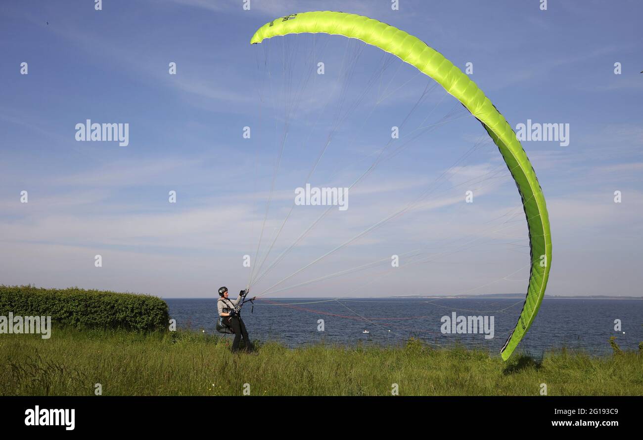 Primo: 05.06.2021 Parapendio, parapendio, sport aerei sulle ripide pendici dell'Hohwacht Vacanze dopo la corona alleggerimento sul Mar Baltico, spiaggia, norme di protezione a Hohwacht, Schleswig-Holstein, numerosi vacanzieri, turisti, ospiti di vacanza hanno fatto alcune giornate di relax al mare . Il distretto di PLV? N ha i valori di incidenza più bassi in tutta la Germania. Il Meclemburgo-Pomerania occidentale sarà aperto anche a turisti provenienti da tutti gli stati federali da domani, e il turismo in pullman nel nord-est è nuovamente possibile con un test corona negativo Foto Stock