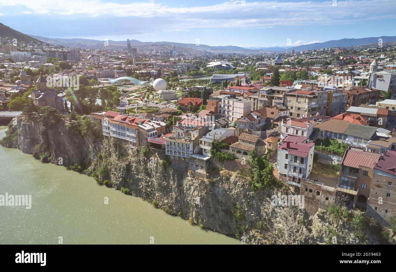 Città di Tbilisi sulla scogliera del fiume Kura sul parco di Rike sfondo vista aerea drone Foto Stock