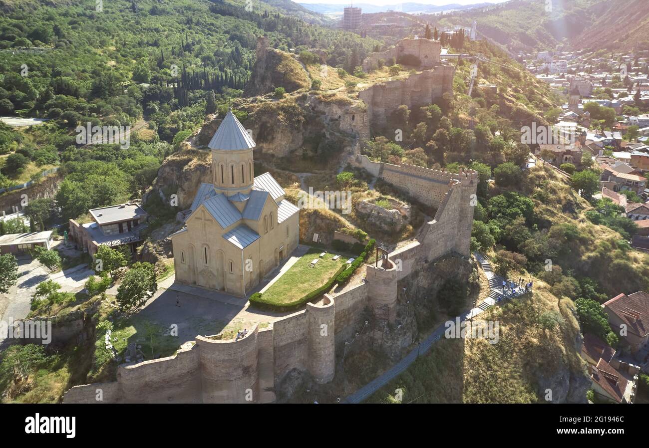 Chiesa ortodossa a Tbilisi con parete forte drone vista aerea sulla luce solare Foto Stock