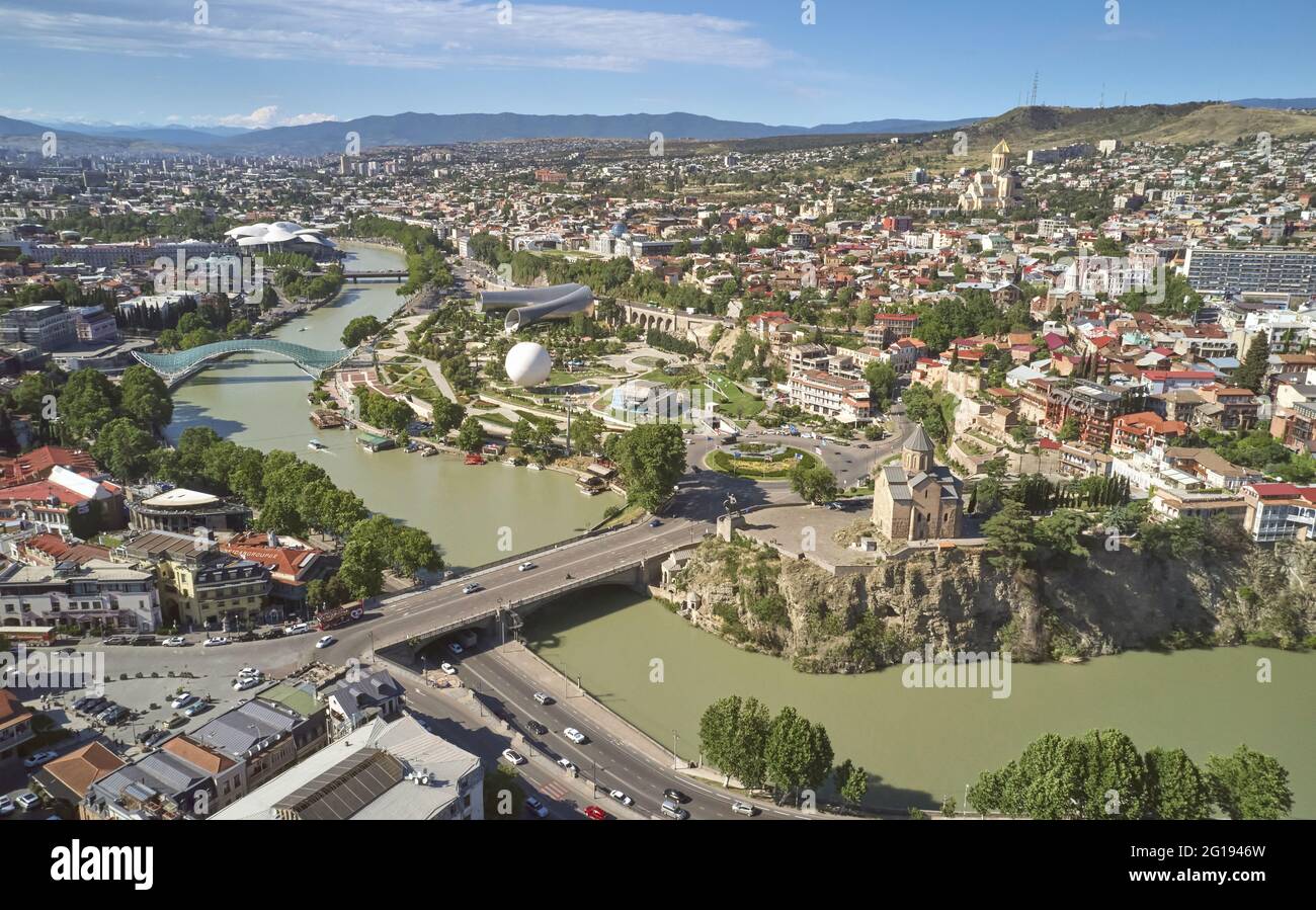 Paesaggio del centro di Tbilisi in una giornata di sole vista aerea drone Foto Stock