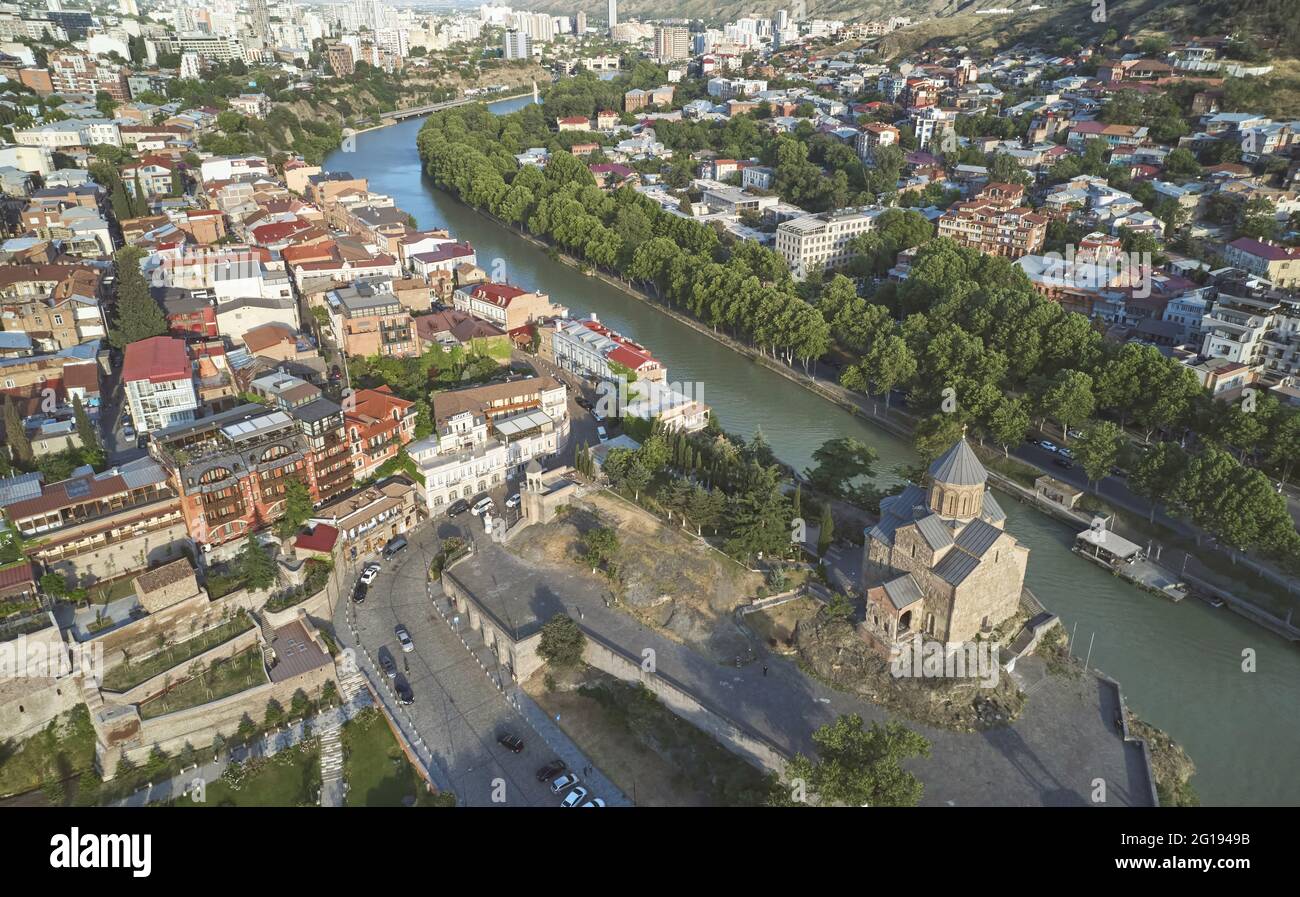 Centro della città di Tbilisi vista aerea drone sulla luce del tramonto Foto Stock