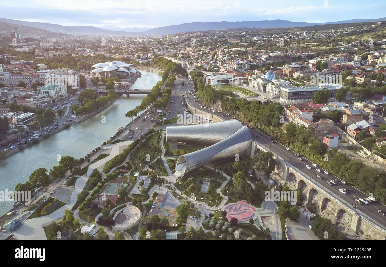 Parco nel centro della città di Tbilisi vista aerea drone in giornata di sole Foto Stock