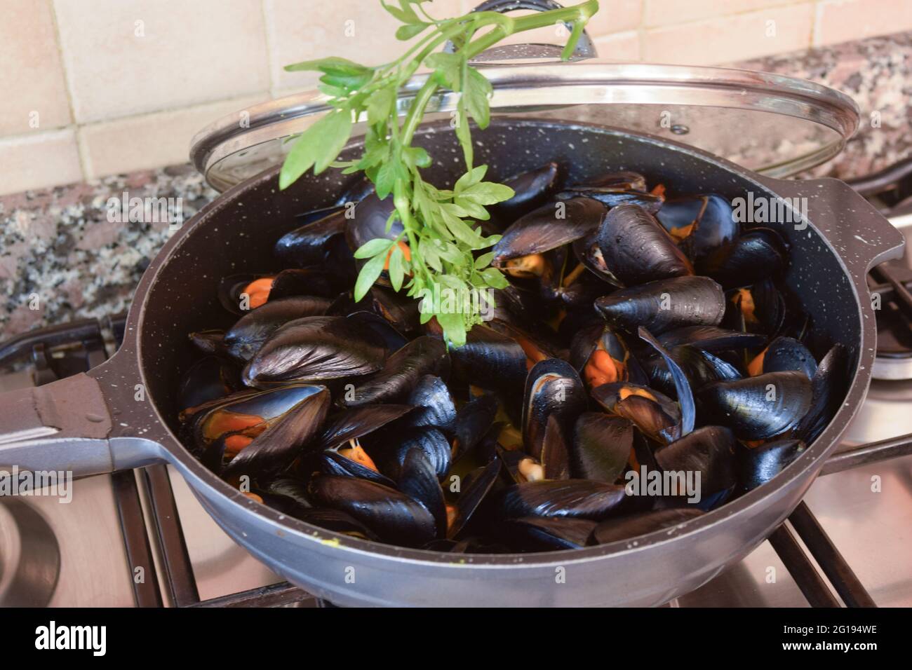 cozze o impaccata di cozze appena cotte in padella Foto Stock