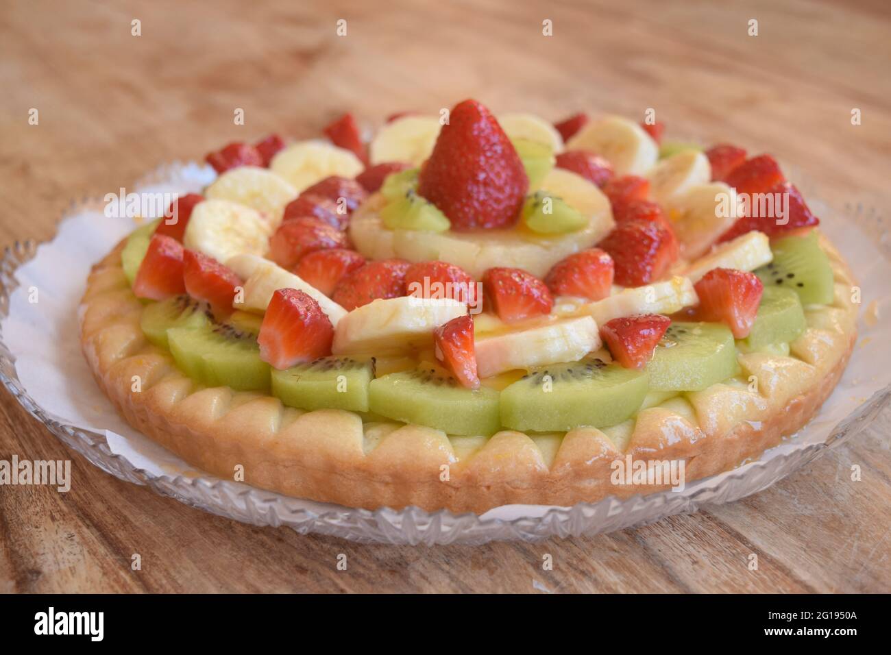 crostata fatta in casa con frutta estiva assortita e colorata Foto Stock