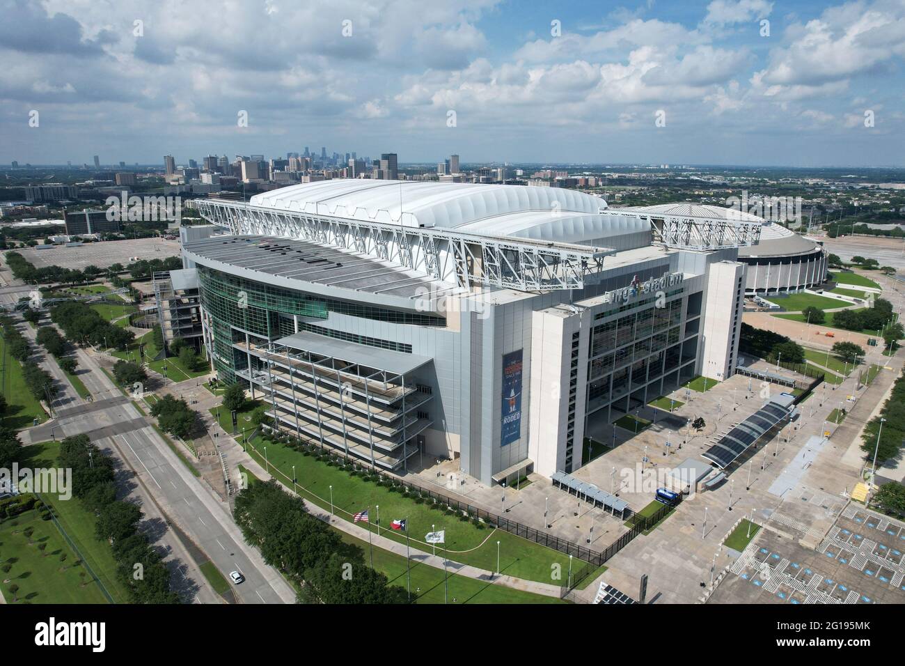 Una veduta aerea dello Stadio NRG e dell'Astrodome, Domenica 30 Maggio 2021, a Houston. Il NRG Stadium è la sede degli Houston Texans. L'Astrodome serviva come Foto Stock