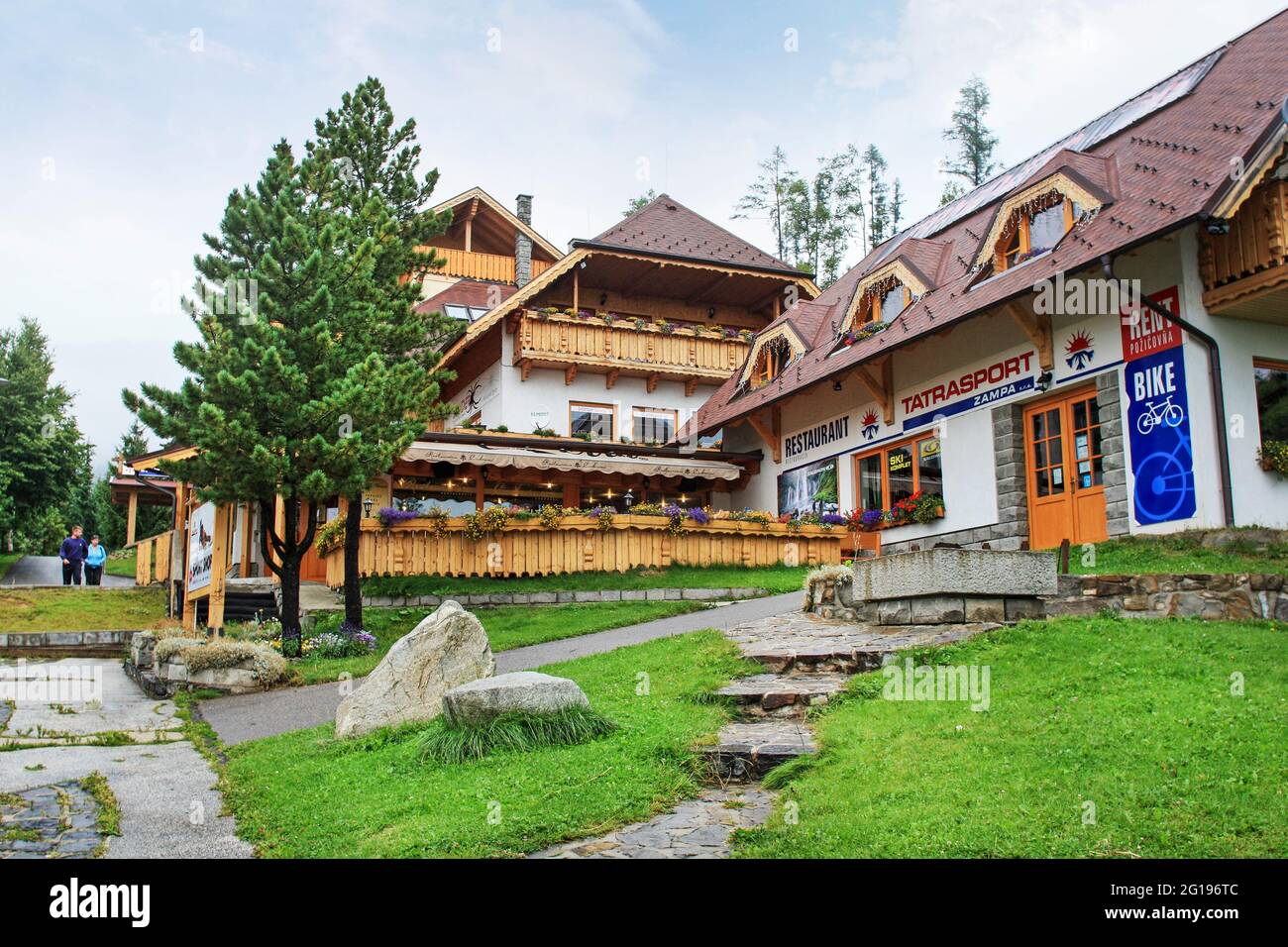 Case a Tatranská Lomnica, una città nella parte slovacca delle montagne degli alti Tatra. Destinazione turistica Foto Stock