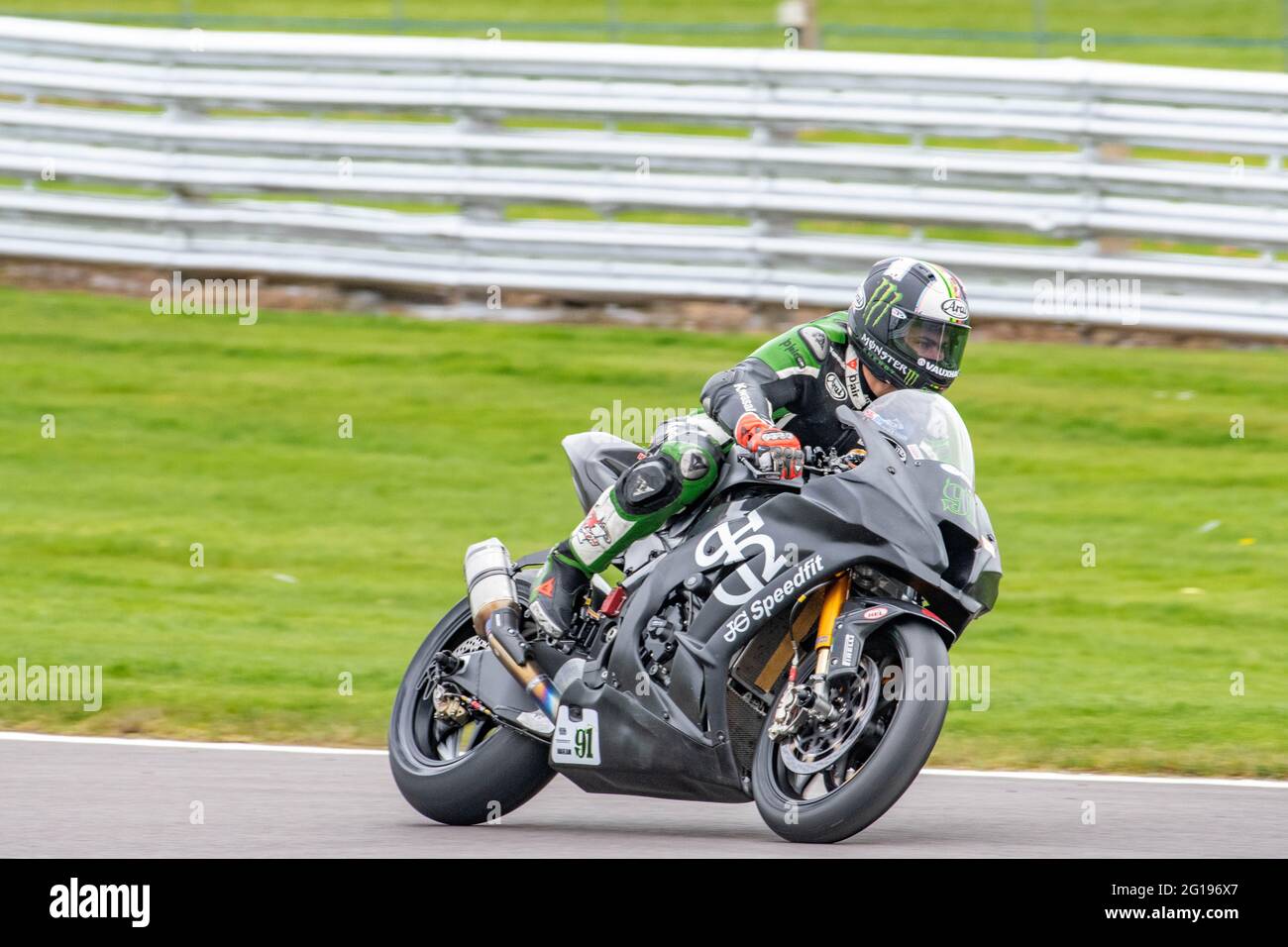 Diverse moto motociclette Racing a Oulton Park Motorsport Race Way Race Track Cheshire Campionato britannico Superbike Guy Martin Foto Stock