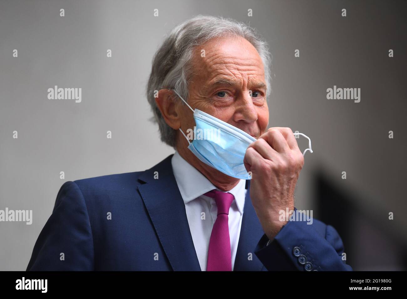 L'ex primo ministro Tony Blair arriva alla BBC Broadcasting House nel centro di Londra per la sua apparizione sul programma BBC1 Current Affairs, l'Andrew Marr Show. Data immagine: Domenica 6 giugno 2021. Foto Stock