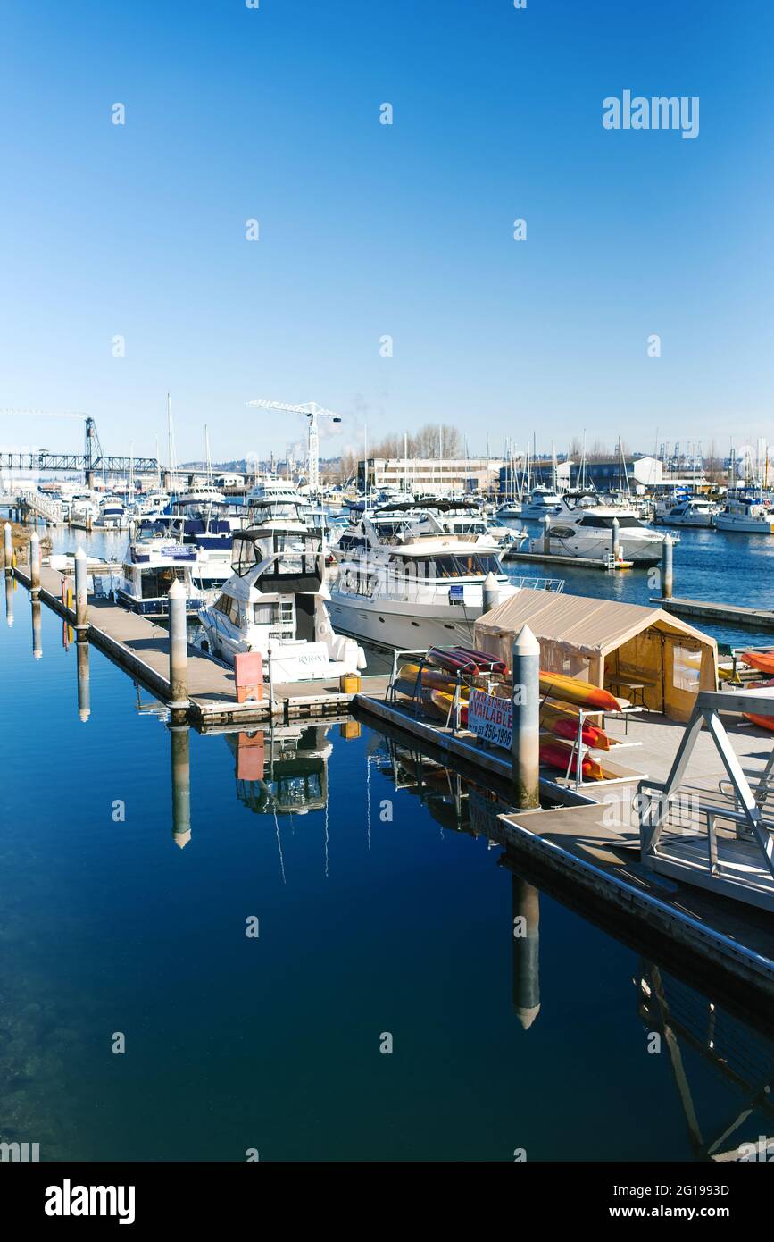 Tacoma, Washington, Stati Uniti. Marzo 2021. Barche su Puget Sound in una giornata di sole Foto Stock