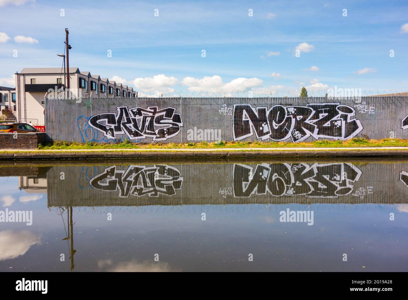 Il canale principale di Birmingham a Birmingham Regno Unito con molti graffiti che lo rendono molto scappato Foto Stock