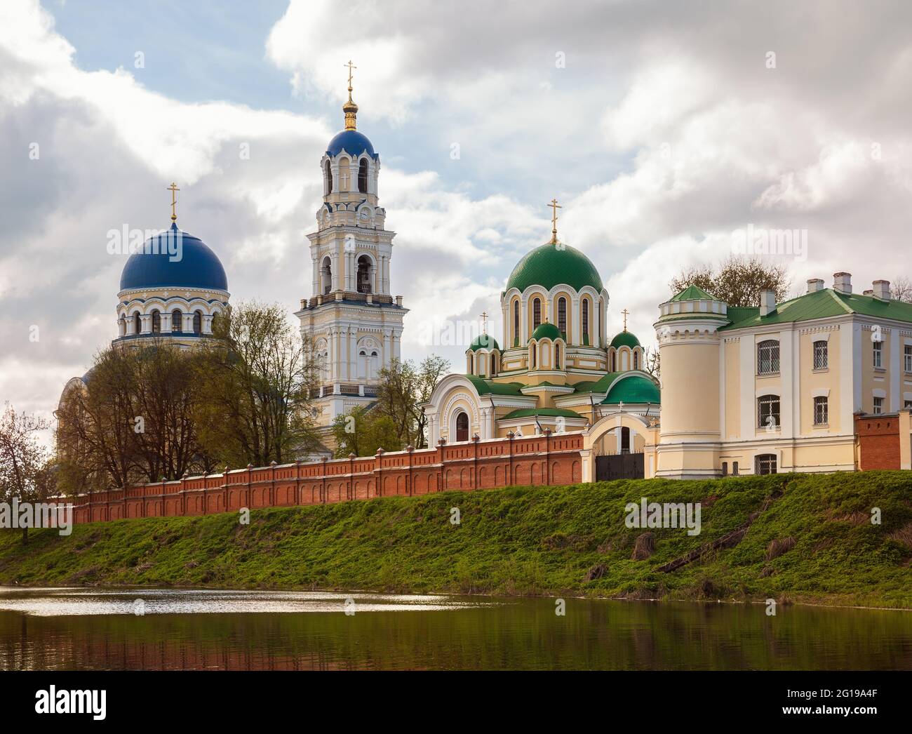 Vista dei templi della Santa Dormizione Tikhonov Hermitage, un antico monastero nella regione di Kaluga, Russia Foto Stock