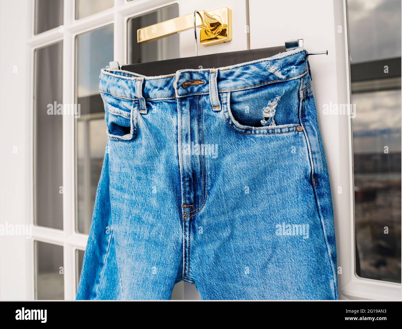 Pantaloni jeans denim blu uomo o donna. Colore saturo di contrasto. Concetto di abbigliamento di moda. Foto Stock