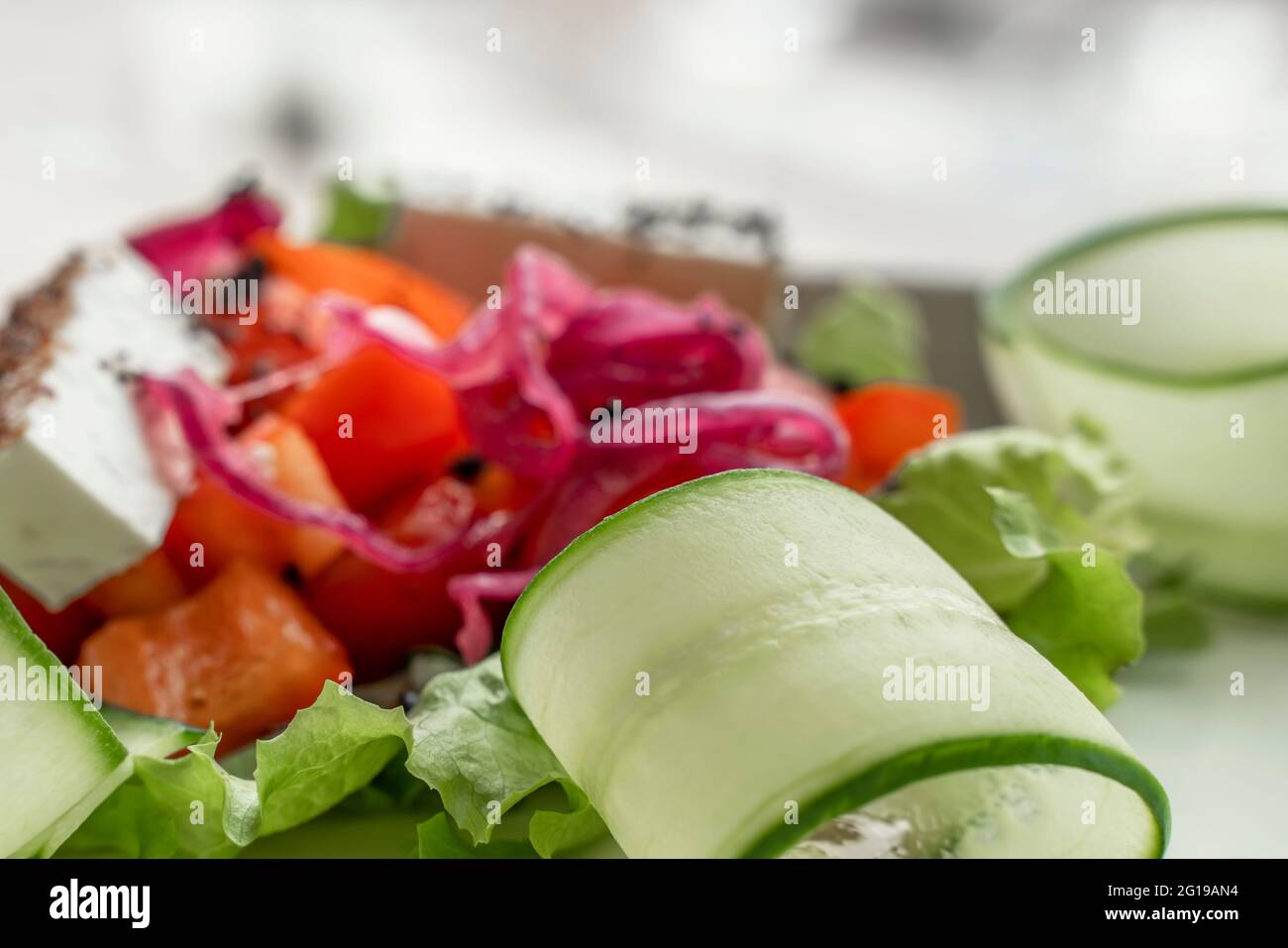 Piatto di insalata fresca. Insalata greca con verdure fresche, formaggio feta e olive kalamata. Cibo sano. Foto Stock