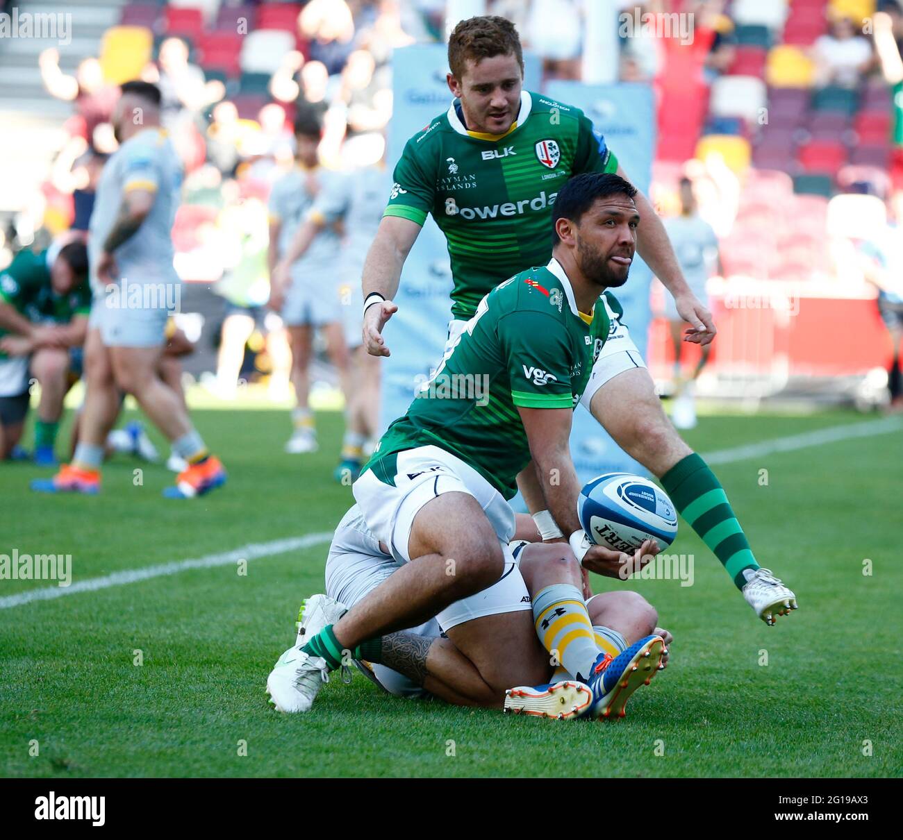 BRENTFORD, INGHILTERRA - GIUGNO 05: Curtis Rona of London Irish celebra il suo tentativo durante la prima gallo tra London Irish e Wasps al Brentford Community Stadium di Brentford, Regno Unito, il 5 giugno 2021 Foto Stock