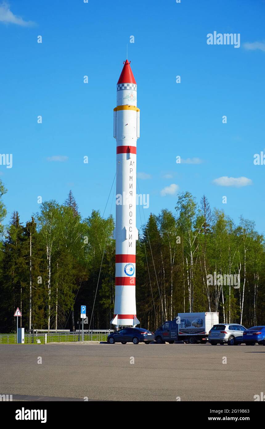 Patriot Park, Regione di Mosca, Russia, 22 maggio 2021. Un modello di razzo spaziale con lo stemma della Russia e l'iscrizione Armata Russa Foto Stock