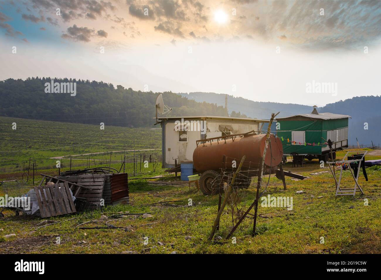 Alloggio temporaneo. Casa temporanea appartata nei boschi. Concetto di vita semplice e povera. Foto Stock