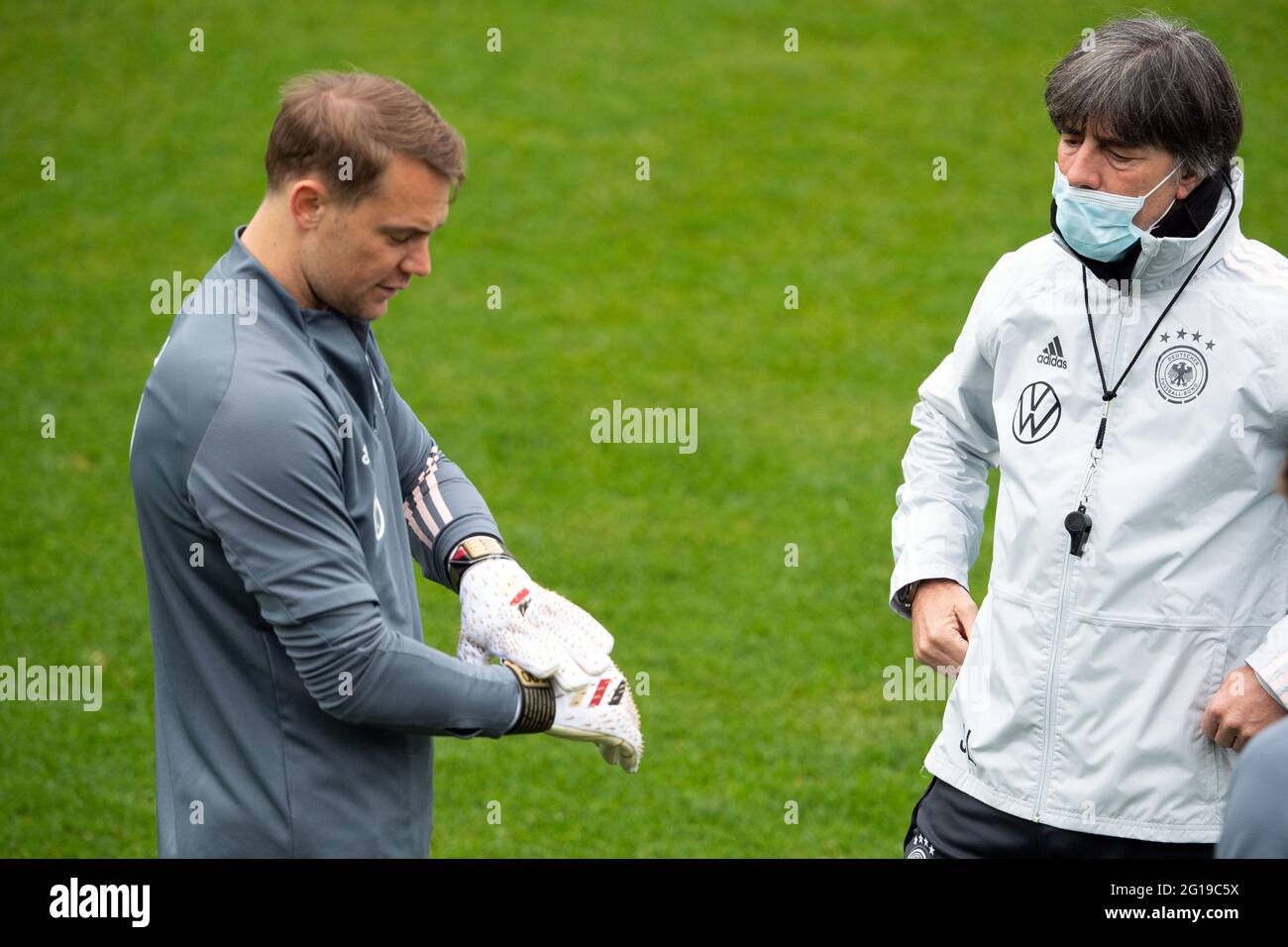 Seefeld, Austria. 06 giugno 2021. Calcio: Nazionale, campo di allenamento.  Il portiere tedesco Manuel Neuer (l) mostra l'allenatore nazionale Joachim  Löw i suoi guanti da portiere, che ha ricevuto per la sua
