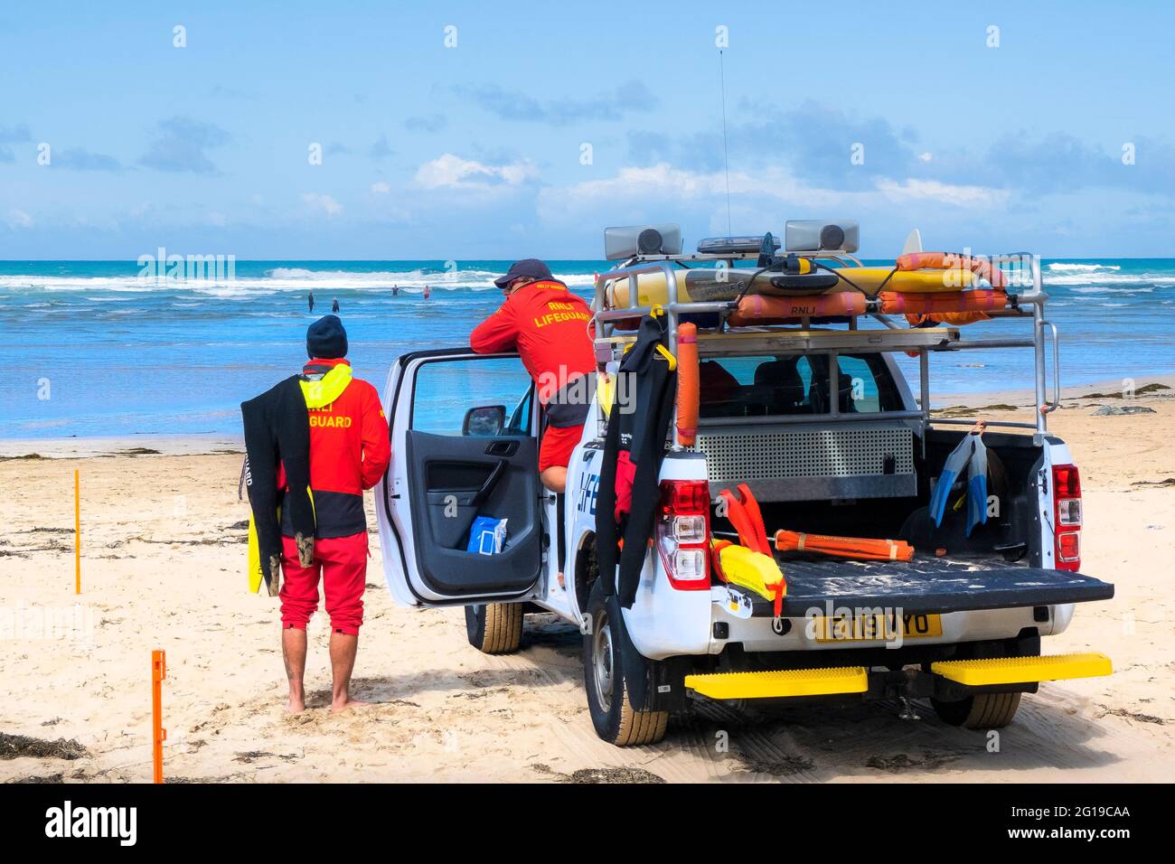 Spiaggia di Mawgan Porth in Cornovaglia UK; bagnini RNLI in dovere di chiacchierare e mantenere una vigilanza vigile sui vacanzieri in mare. Foto Stock