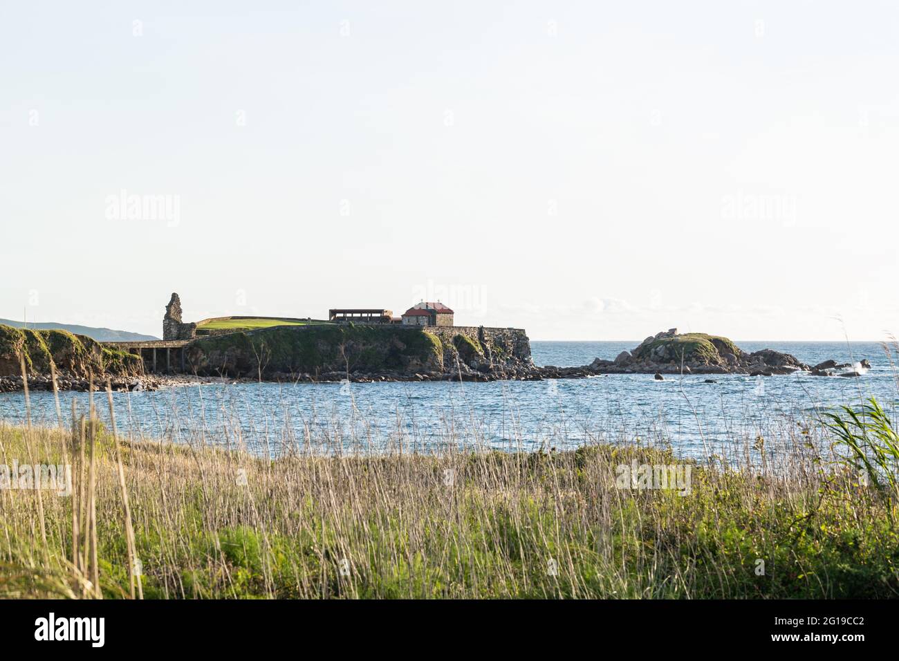 Mare Atlantico e piccolo eremo alla fine della spiaggia di la Lanzada a Sanxenxo, Galizia, Spagna. Foto Stock