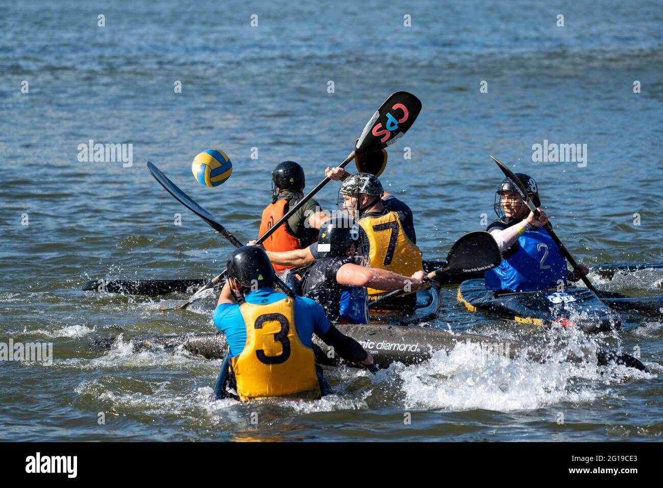 Persone che giocano canoe polo aka kayak polo Foto Stock