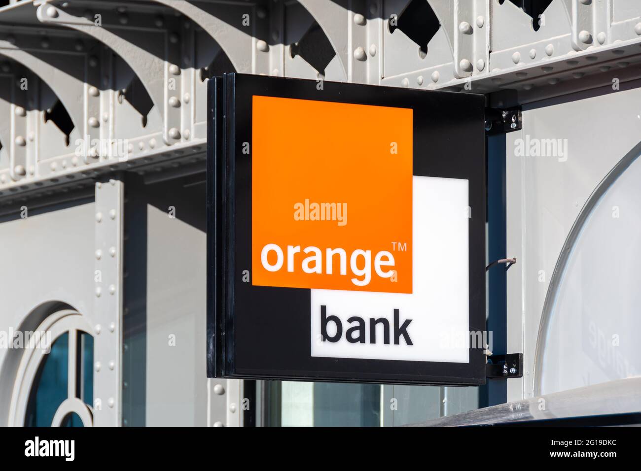 Firma con il logo della banca online francese Orange Bank Foto Stock