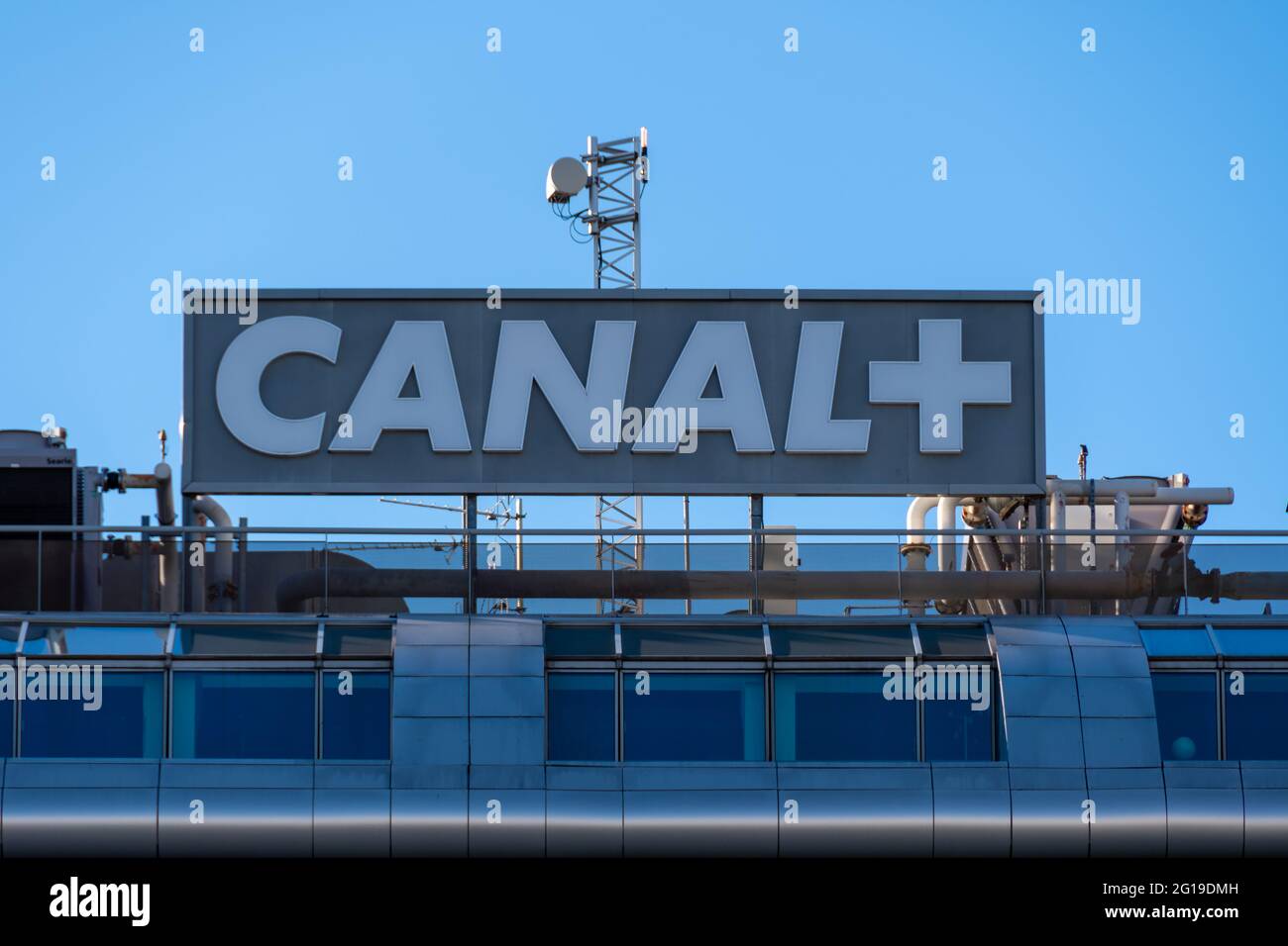 Cartello in cima all'edificio Canal+. Canal+ è un canale televisivo privato francese a pagamento, dedicato al cinema e allo sport Foto Stock