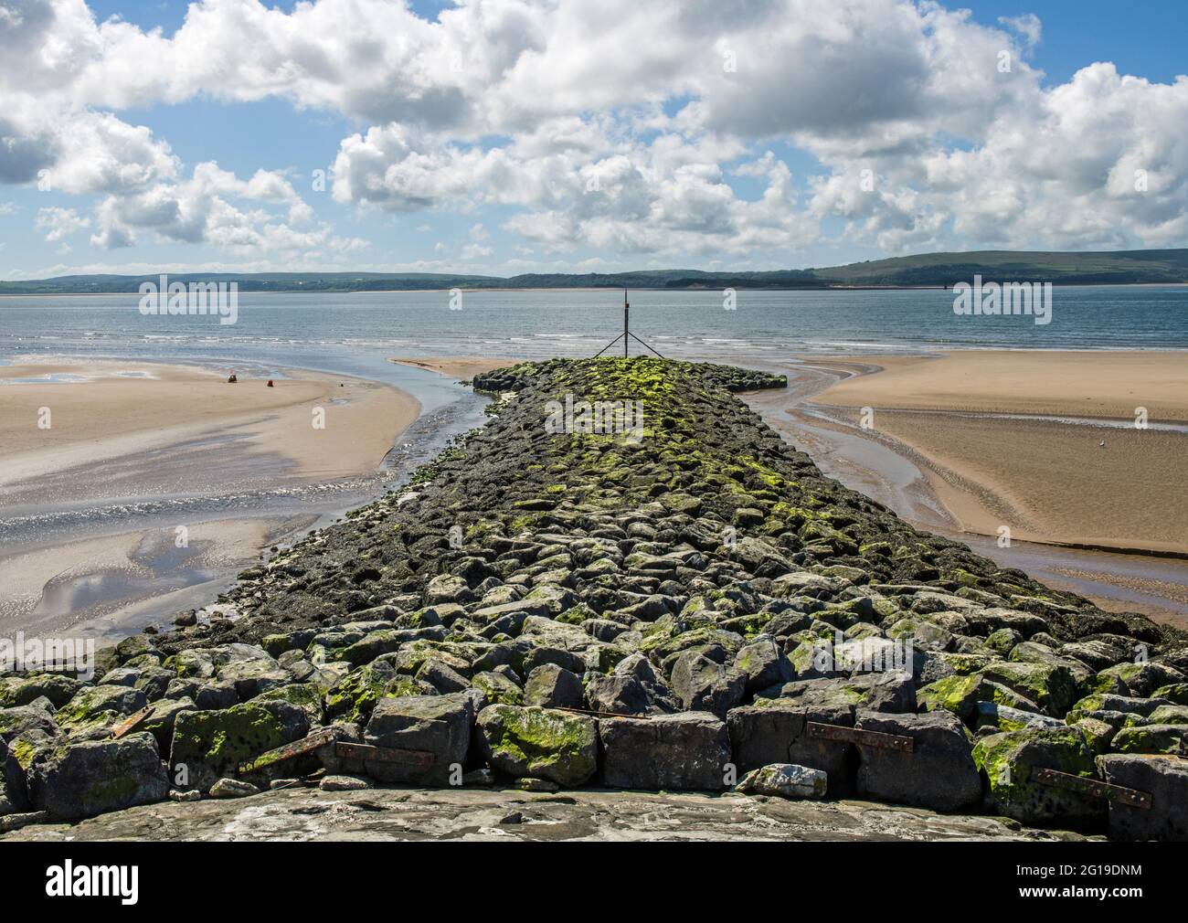 Un muro di pietra che separa Burry Port East Beach da Burry Port West Beach sulla costa del Carmarthensshire. . Foto Stock