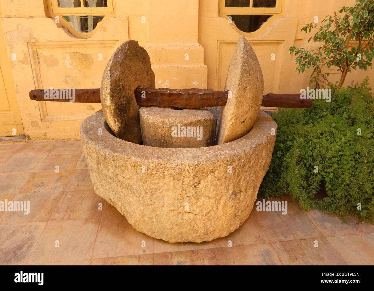 Mdina. Malta. Antico frantoio in pietra nel cortile del museo. Foto Stock