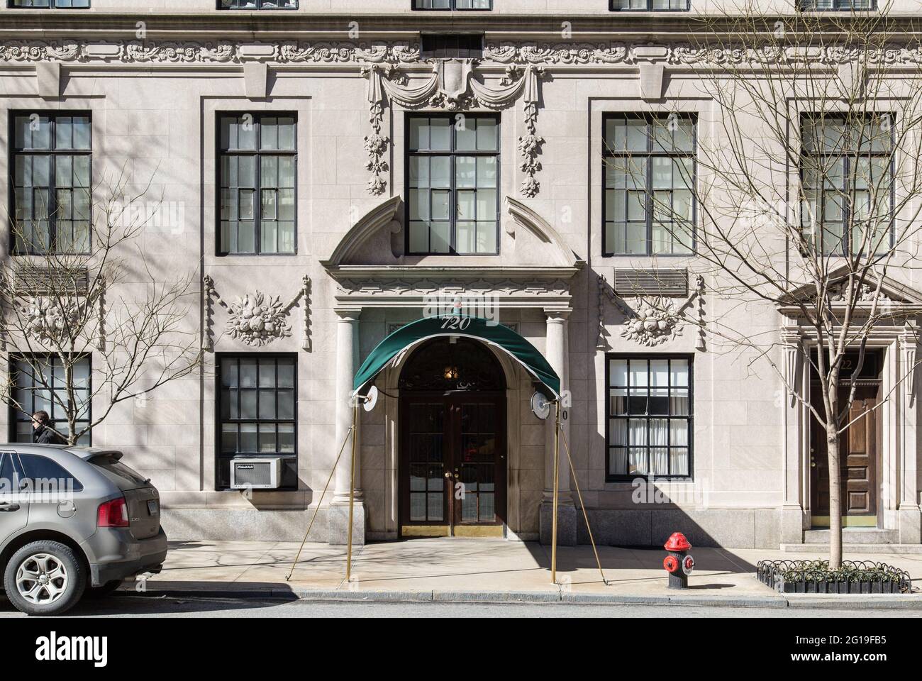 Il 720 Park Avenue è un alto e lussuoso edificio di appartamenti progettato da Rosario candela e costruito nel 1929 sull'Upper East Side di Manhattan. Foto Stock