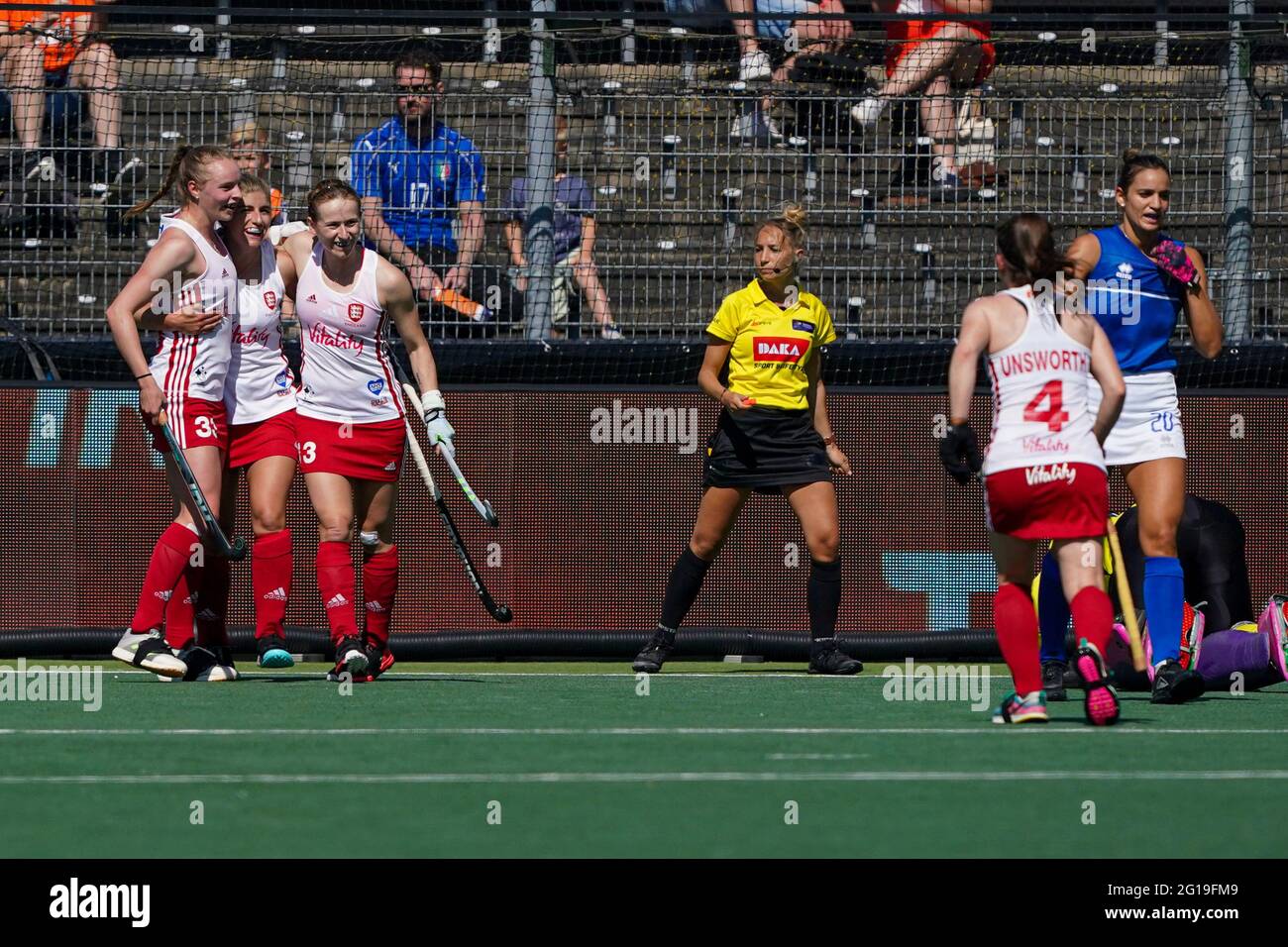 Amstelveen, Paesi Bassi. 06 giugno 2021. AMSTELVEEN, PAESI BASSI - 6 GIUGNO: Sarah Evans of England, Ellie Rayer of England, Hollie Pearne-Webb of England festeggiano dopo aver segnato il primo gol delle squadre durante la partita dei Campionati europei di hockey tra Inghilterra e Italia a Wagener Stadion il 6 giugno 2021 ad Amstelveen, Paesi Bassi (Foto di Andre Weening/Orange Pictures) Credit: Orange Pics BV/Alamy Live News Foto Stock