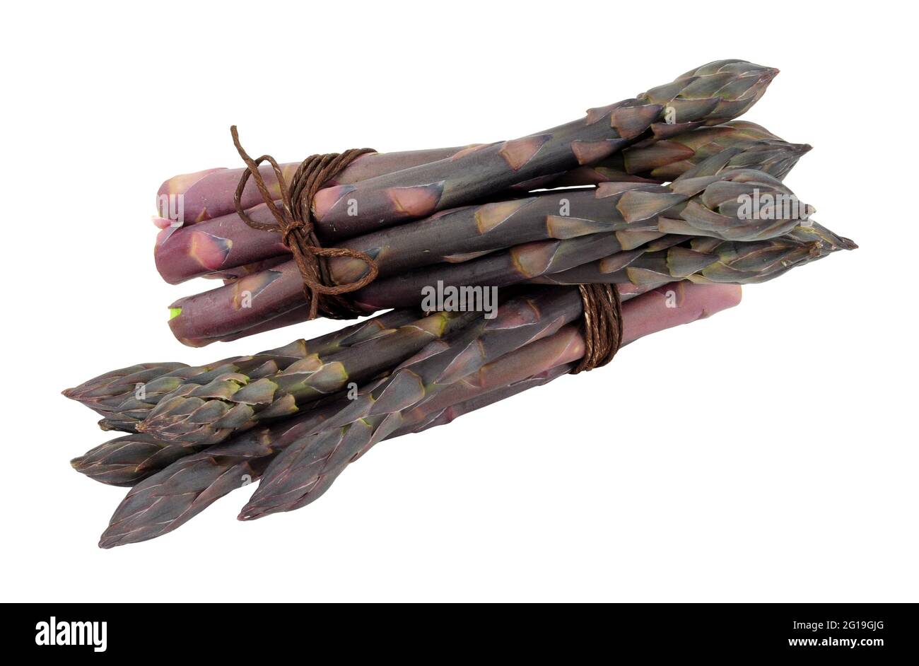 Spighe fresche di asparagi di insalata viola su fondo bianco Foto Stock