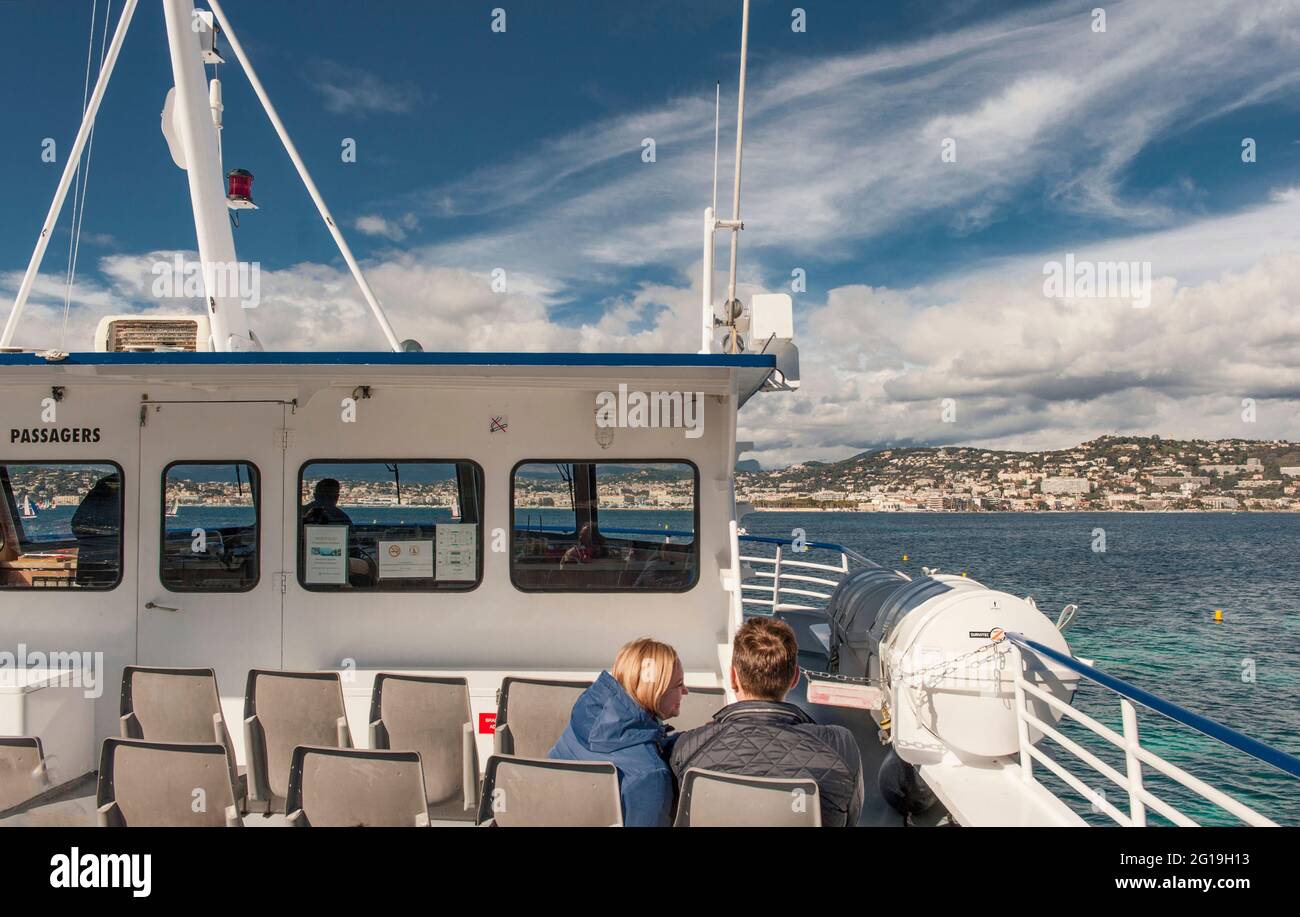 Un traghetto navetta tra le isole Lérins e Cannes tutto l'anno, Francia Foto Stock