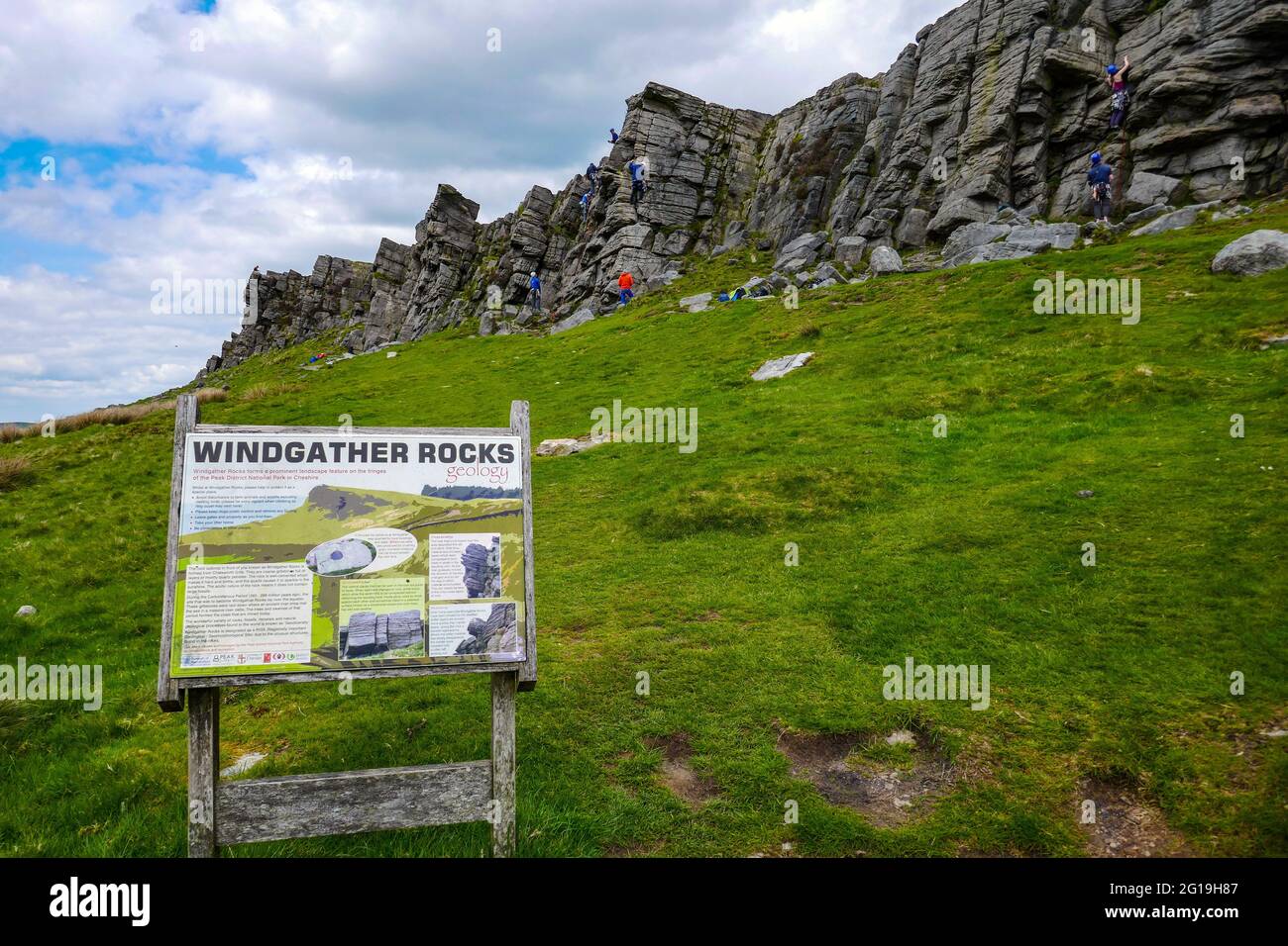 Windgather Rocks, Derbyshire con cartello informativo, destinazione di arrampicata Foto Stock