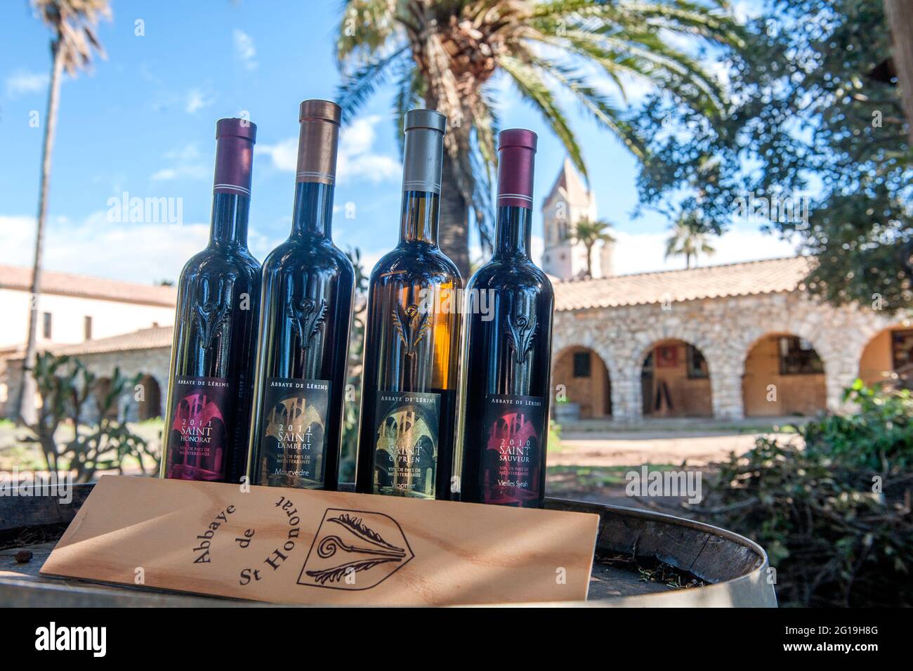 Selezione di vini prodotti dai monaci dell'abbazia sull'isola di Île Saint-Honorat vicino a Cannes, Francia Foto Stock