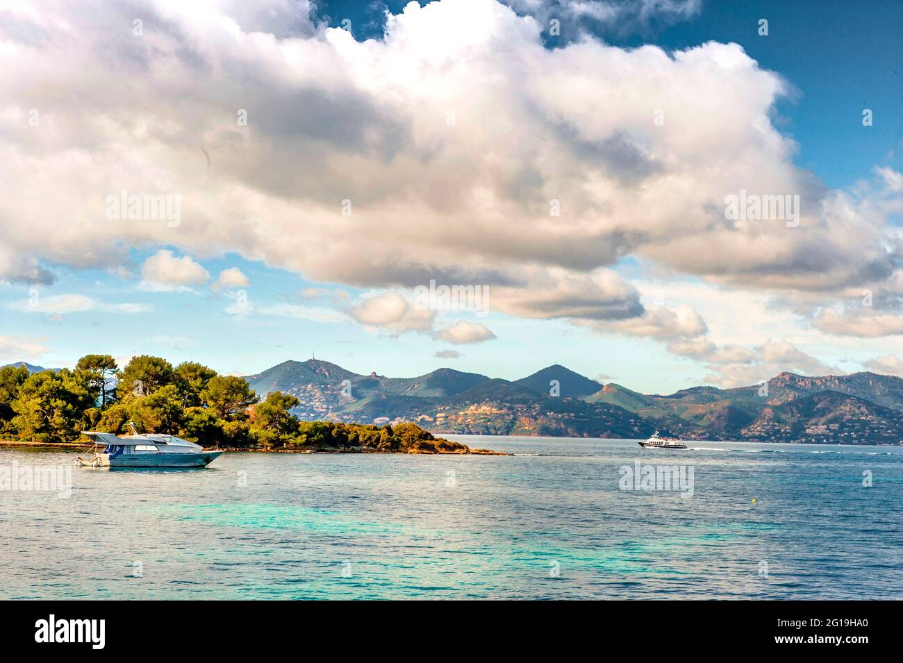 Vista del crinale di montagna Esterel per l'isola Île Sainte-Marguerite vicino a Cannes, Francia Foto Stock