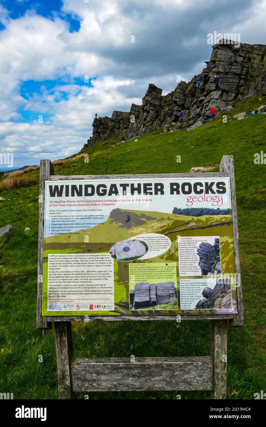 Windgather Rocks, Derbyshire con cartello informativo, destinazione di arrampicata Foto Stock