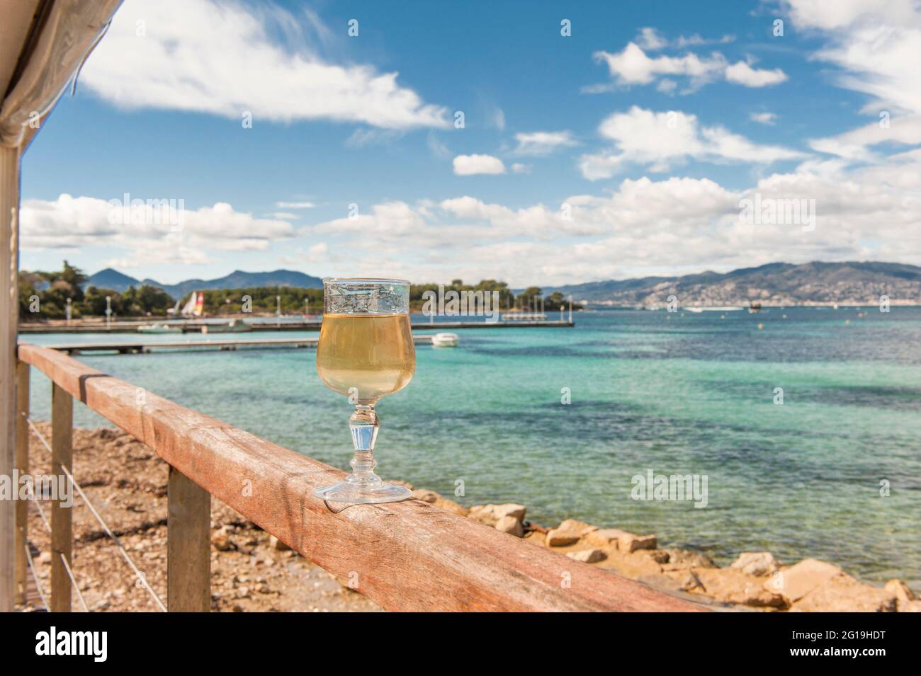 Tempo per il vino sull'isola Île Sainte-Marguerite, il paradiso dell'isola di Cannes nel Mar Mediterraneo. Francia Foto Stock