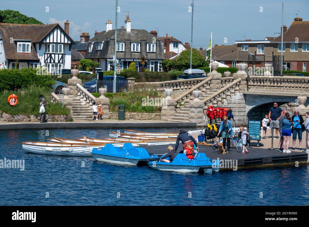 Great Yarmouth Waterways con persone che usano le barche a pale in una giornata di sole Foto Stock